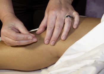 Akupunktur bei Arthrose im Knie © Cora Reed / shutterstock.com