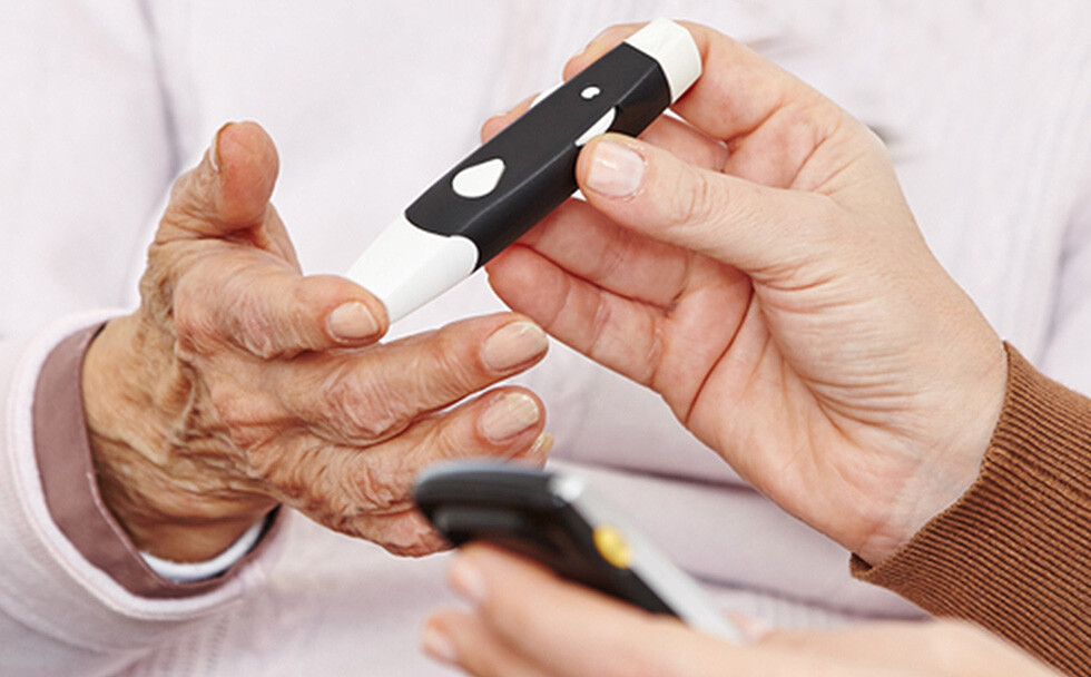Diabetes bei älteren Menschen durch Blutzuckermessung häufig neu bewerten. © Robert Kneschke / shutterstock.com