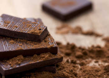 Dunkle Schokolade und Kakao als Heilmittel können gegen oxidativen Stress wirken. © tanjichica / shutterstock.com
