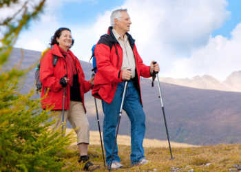 Tipps bei Osteoporose schließen auch das Wandern ein. © Patrizia Tilly / shutterstock.com