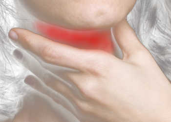 Zur Selbstbehandlung bei Halsschmerzen und Rachenbeschwerden führt der erste Schritt der Patienten meist in die Apotheke. © www.afcom.at