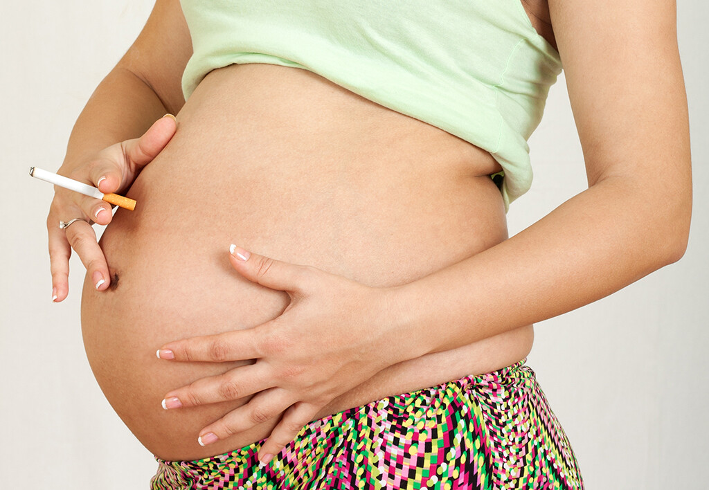In der Schwangerschaft rauchen sollte unbedingt vermieden werden, nicht nur für das ungeborene Baby ist das sehr gesundheitsschädlich. © Boyan Dimitrov / shutterstock.com