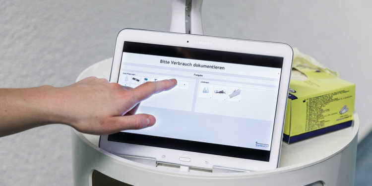 Über das Touchpad am Pflegewagen kann der Verbrauch an Pflegeutensilien dokumentiert werden. -© Fraunhofer IPA