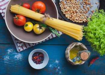 Olivenöl, viel Gemüse und Fisch: Speziell in Hinblick auf die Prävention von Herzkreislauf- und Krebserkrankungen vermutet man, dass mediterrane Ernährung gesund und besonders effektiv ist. © MartiniDry / shutterstock.com