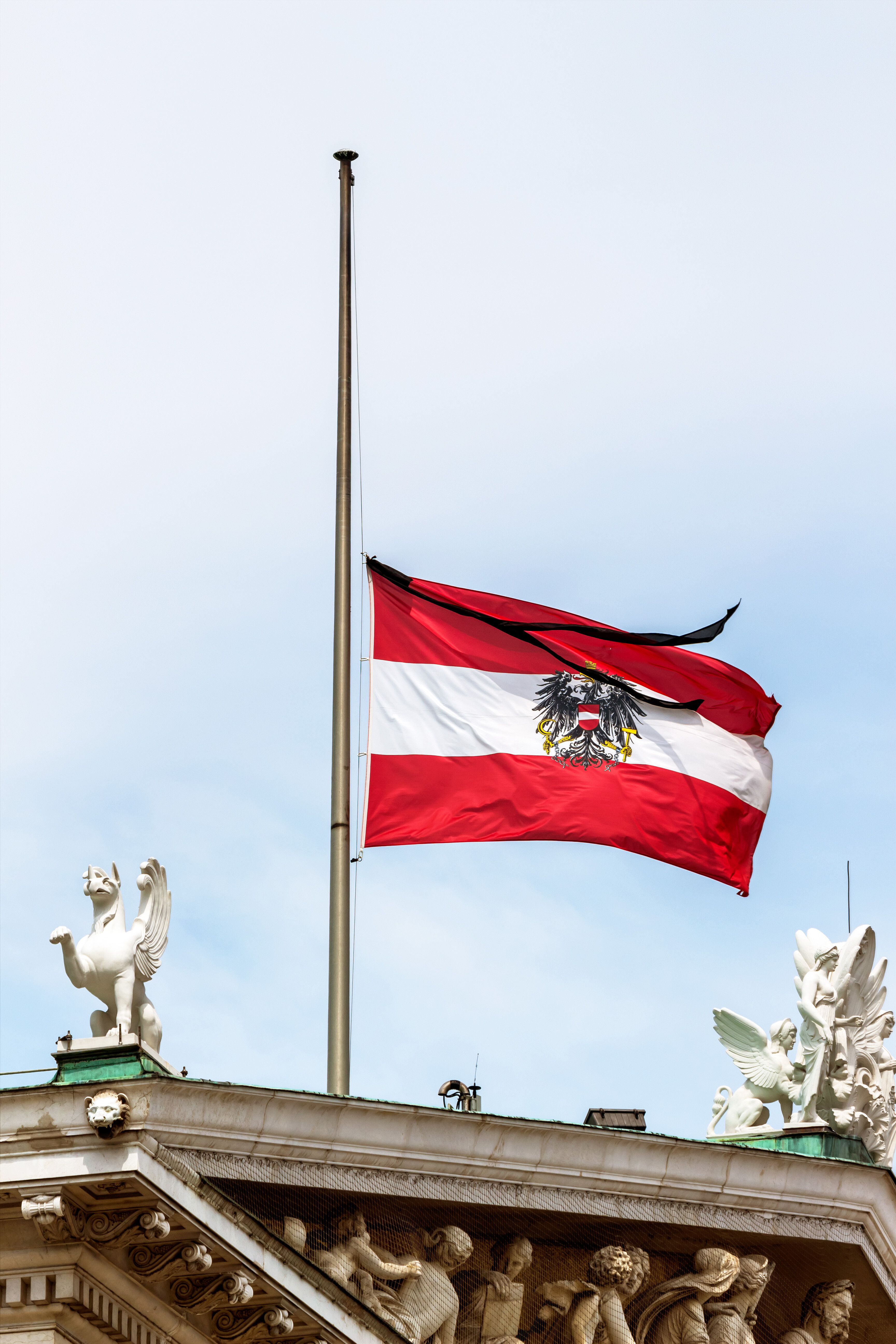 Ganz Österreich trauert um die Opfer der Amokfahrt in Graz. © Lisa S. / shutterstock.com