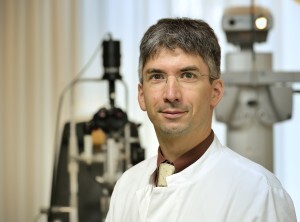 Prof. Dr. Dr. Peter Charbel Issa von der Universitäts-Augenklinik Bonn untersucht seit vielen Jahren die erbliche Stargardt-Erkrankung. © Johann Saba / UKB