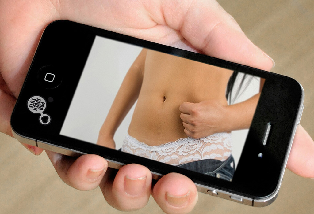 Sexting bei Erwachsenen und Jugendlichen ist seit einigen Jahren ein weit verbreitetes Phänomen. Seit Verfügbarkeit der Multimedia Messaging Services (MMS) können auch erotische und sexuell anzügliche Abbildungen versendet und empfangen werden. © Pro Juventute