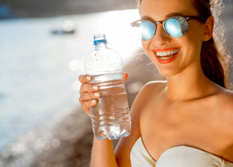 Speziell an heißen Sommertagen ist Wasser trinken ein wahrer Genuss. Wenn man auf seinen Durst hört, kann man auch nicht zu viel Wasser trinken. © Ross Helen / shutterstock.com