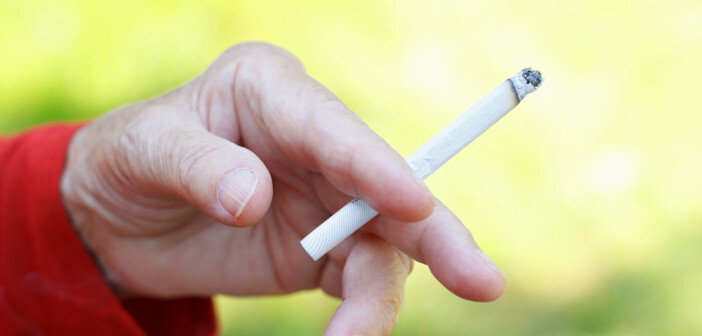 Rauchen und Menopause können die Sterblichkeit bei Patientinnen drastisch erhöhen. © Ocskay Mark / shutterstock.com