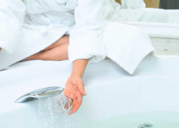 Im Rahmen der Pflege bei Neurodermitis sollte dem Badewasser immer ein fettender Ölzusatz beigegeben werden. © StockLite / shutterstock.com