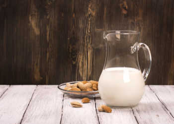 Milch und Milchprodukte enthalten sehr viel Kalzium – aber auch hartes Trinkwasser, Eier und verschiedenen Gemüsesorten sowie Pflanzen (Sesam) enthalten teilweise große Mengen Kalzium. © Ekaterina Markelova / shutterstock.com