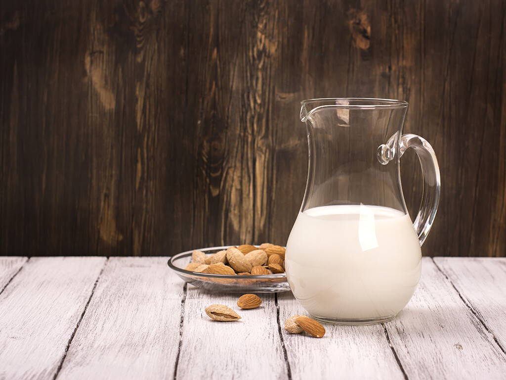 Milch und Milchprodukte enthalten sehr viel Kalzium – aber auch hartes Trinkwasser, Eier und verschiedenen Gemüsesorten sowie Pflanzen (Sesam) enthalten teilweise große Mengen Kalzium. © Ekaterina Markelova / shutterstock.com