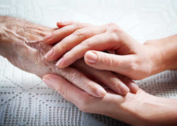 Die Palliativmedizin bietet zahlreiche lindernde Möglichkeiten an. © Rustle / shutterstock.com
