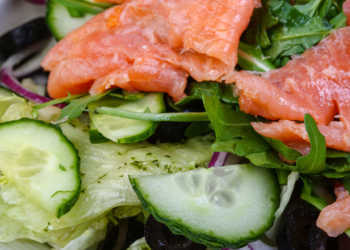 Grünes Gemüse nebst Gurke und auch Lachs sind sehr gute Tipps für leckere Zutaten für gesunde Snacks. © Andrey Starostin / shutterstock.com
