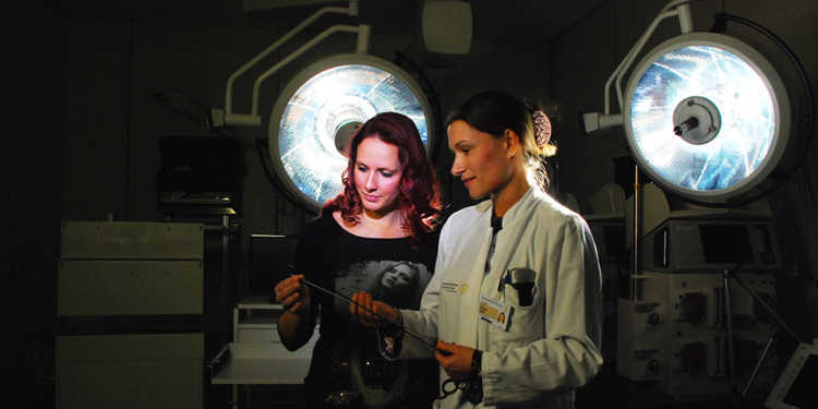Dr. Sandra Leike zeigt Patientin Maria Streubel die Operationsinstrumente für die Schlüsselloch-OP der Schilddrüsen. © Holger Ostermeyer / Uniklinikum Dresden