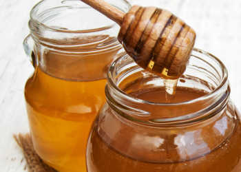 Nicht jedes beliebte und empfohlene Schnupfenmittel, Erkältungsmitel, wirkt wirklich. Doch Honig hilft! © almaje / shutterstock.com