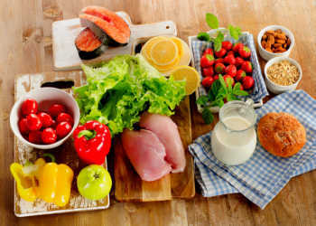 In Fleisch, Fisch, Obst, Gemüse, Getreide- und Milchprodukten sind Aminosäuren in den darin vorkommenden Proteinen enthalten. © bitt24 / shutterstock.com