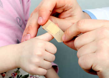 Schwach blutende Wunden behandeln erfolgt mit Momentverbände oder Verbandpäckchen. © Saklakova / shutterstock.com