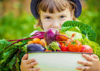 Eine Ernährung mit Gemüse und Obst wirkt bei Kindern positiv auf das Stresshormon Cortisol. © Tatevosian-Yana / shutterstock.com