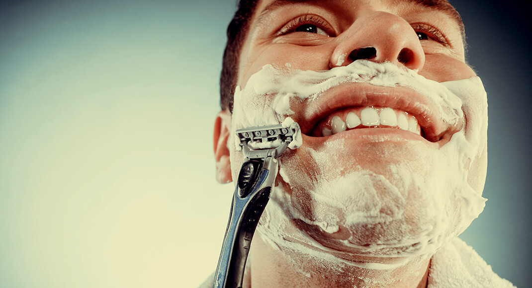 Mit einem Pinsel aufgetragene Rasiercremes sind gründlichste Vorbereitung auf die Rasur. © Voyagerix / shutterstock.com