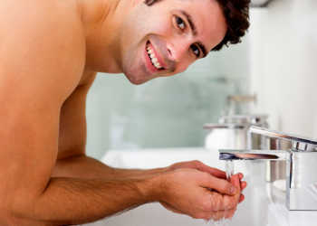 Die Männerhaut sollte immer mit lauwarmem Wasser von Pflegeprodukten befreit werden, um schädigende Rückstände zu vermeiden. © lightwavemedia / shutterstock.com