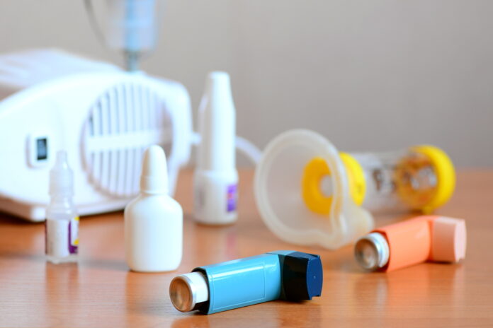 Verschiedene Medikamente für Asthmatiker. © OnlyZoia / shutterstock.com