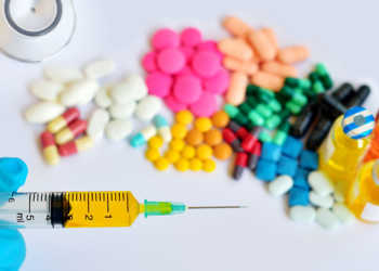 Der Off-Label-Gebrauch von Arzneimittel für Kinder ist medizinisch und rechtlich problematisch. © Jarun Ontakrai / shutterstock.com