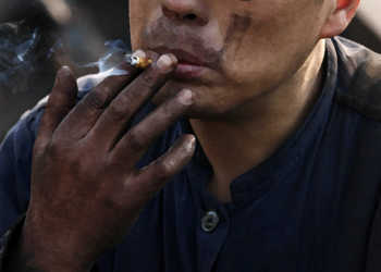 Besonders dicke Luft durch Rauchen und belastende Schadstoffe in der Arbeitsumgebung führt zu sehr hohem Gesundheitsrisiko. © Frame China / Shutterstock.com
