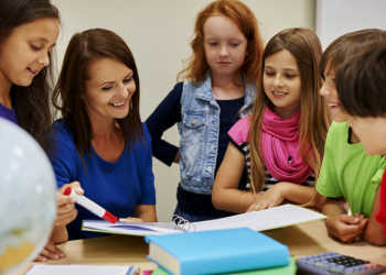 Gute Beziehung zu den Lehrers hat grösseren Effekt als Präventionsprogramm. © gpointstudio / shutterstock.com