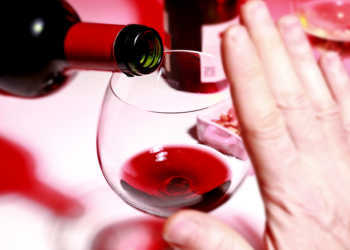 Eine mögliche schädliche Wirkung von maßvollem Weintrinken auf die Herzgesundheit ließ sich nicht stichhaltig und zweifelsfrei belegen. © Michael Nivelet / shutterstock.com
