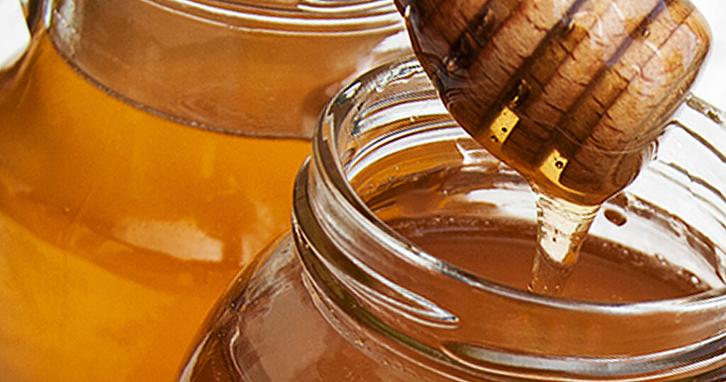 In einer Studie war die Effektivität von Honig gleichauf mit dem in Hustenmitteln gängigen Wirkstoff Dextromethorphan. © almaje / shutterstock.com