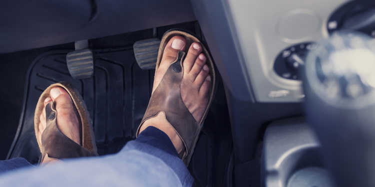 Die Vorbremszeiten sind beim Autofahren mit Flip Flops deutlich länger als die mit festen Schuhen. © Circlephoto / shutterstock.com