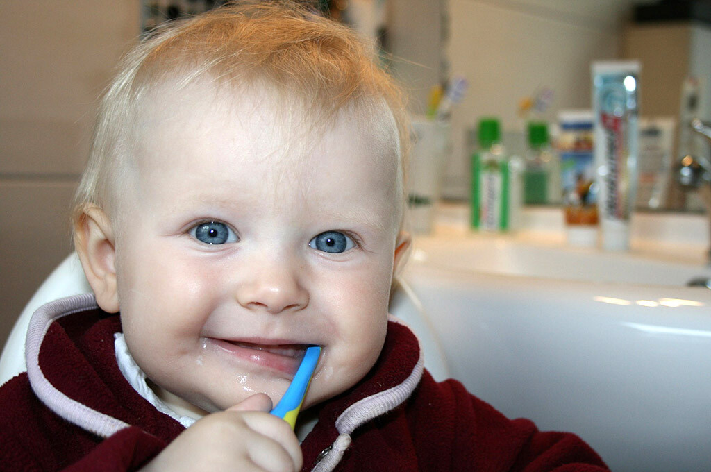 Zahn- und Mundhygiene in den ersten Jahren sind für die Gesundheit der Zähne entscheidend.
