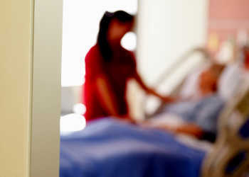 Die Schmerztherapie bei geriatrischen Patienten ist eine besondere Herausforderung. © Monkey Business Images / shutterstock.com