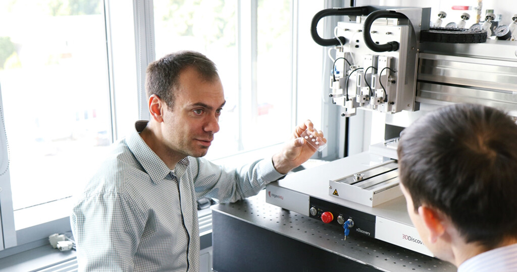 Dr. Ivan Minev vor seinem 3D-Drucker, der zukünftig menschliche Organe drucken soll. © BIOTEC