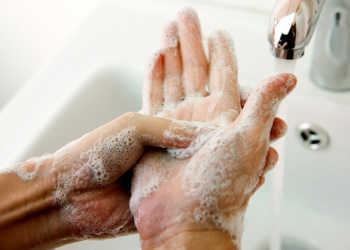 Zwangsstörungen äußern sich vielfältig: manche waschen ihre Hände, bis die Haut zerstört ist. © hxdbzxy / shutterstock.com
