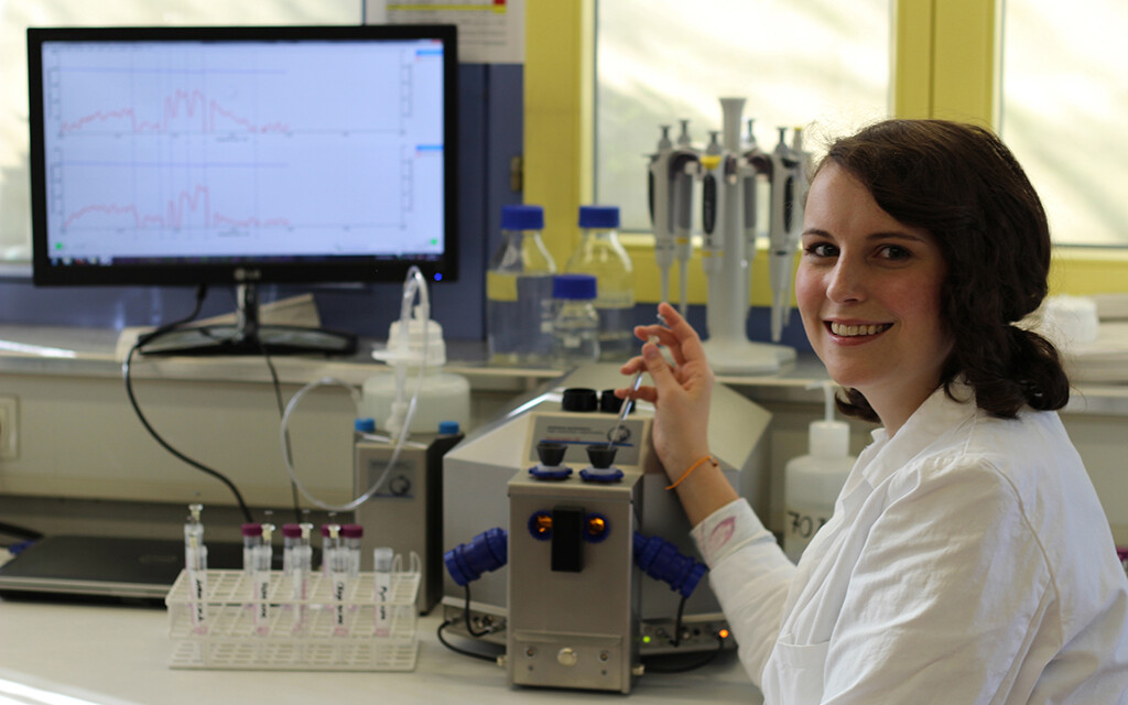 Christina Böck bei der Arbeit im Labor © Universität Ulm