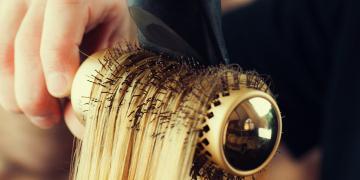 Auch unsachgemäße Dauerwelle oder Haarfärbung sowie zu heißes Föhnen können Störungen des Haarwachstums verursachen. © alekso94 / shutterstock.com