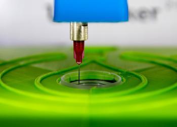 Der biotINK Gewebedrucker druckt als 3D-Bioprinter mit einer Kanüle Gewebe in eine kleine Petrischale. © TUM / A. Heddergott