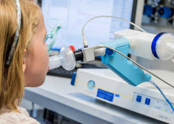 Mukoviszidose-Patientin bei der Messung der Lungenbelüftung. © Universitätsklinikum Heidelberg