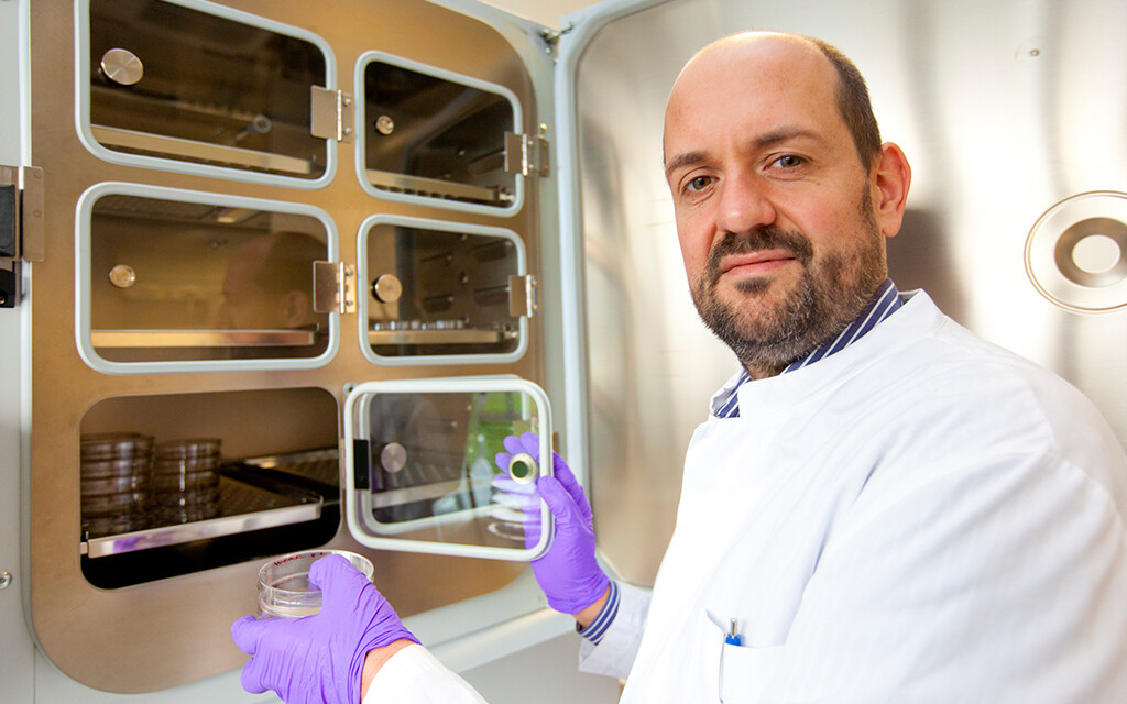 Professor Dr. Jörg Heineke beim Öffnen eines Brutschranks, in dem Herzmuskel- und Endothelzellen gezüchtet werden. © MHH / Kaiser