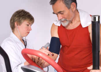 Sport kann auch bei älteren Personen dabei helfen, hohen Blutdruck zu senken. © Alexander Raths / shutterstock.com