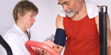 Sport kann auch bei älteren Personen dabei helfen, hohen Blutdruck zu senken. © Alexander Raths / shutterstock.com