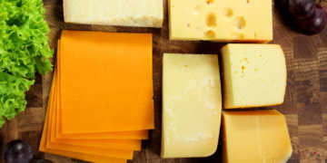 Gereifter Käse – Schnittkäse und Hartkäse – ist meist laktosefrei beziehungsweise ist Laktose nur in sehr geringe Mengen enthalten. © Krzysztof Slusarczyk / shutterstock.com