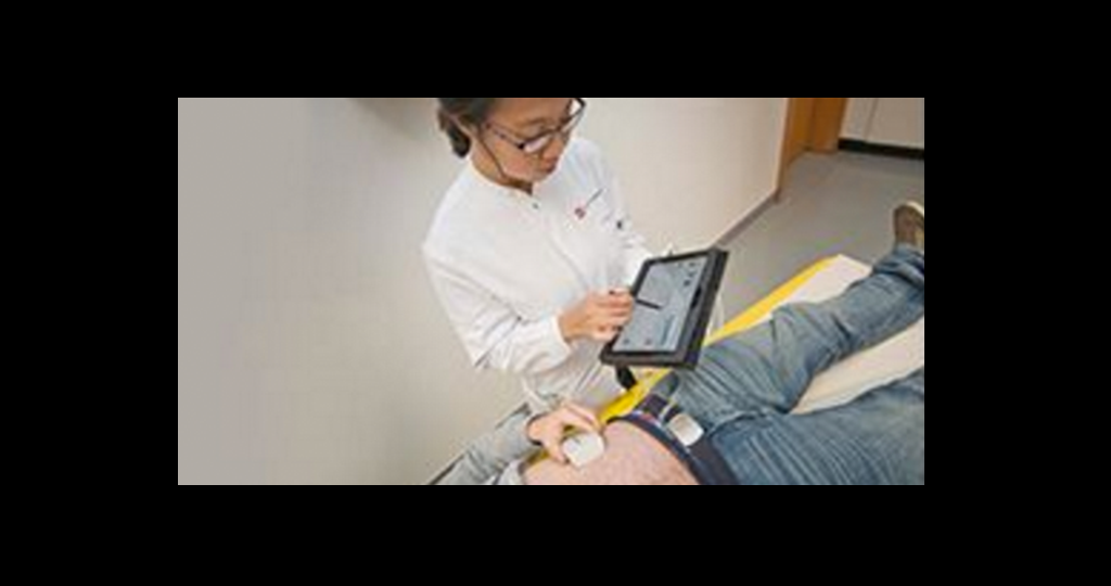Dr. Rizky Widyaningsih aus dem Team der AVTC demonstriert, wie sich in Zukunft mittels Tablet auch Mikroimplantate steuern lassen sollen, die die Beweglichkeit des Darms im richtigen Takt halten. © Universitätsmedizin Mainz
