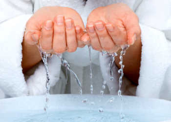 Wasser sollte zur Pflege bei Psoriasis in geringen Mengen verwendet werden. © Avesun / shutterstock.com