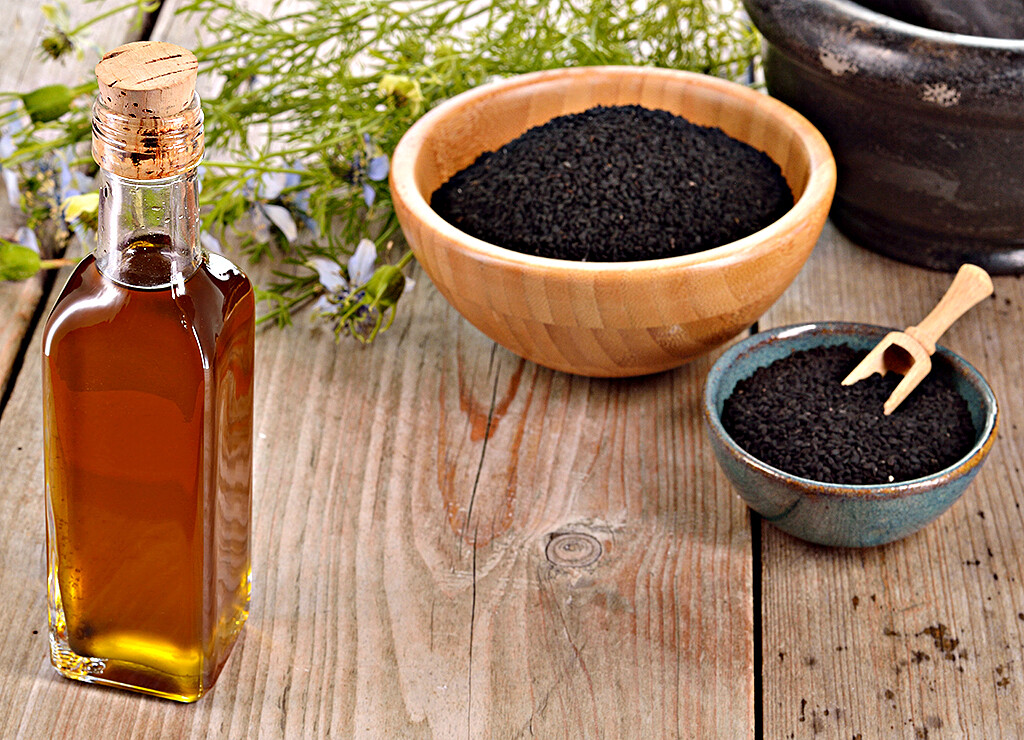 Schwarzkümmelöl biete vielle effektive Möglichkeiten zur Anwwednung für die Gesundheit. © geo-grafika / shutterstock.com