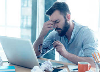 Jeder zweite deutsche Arbeitnehmer befürchtet, dass beruflicher Stress zum Burnout führen könnte. © djd / Allianz Deutschland AG / thx