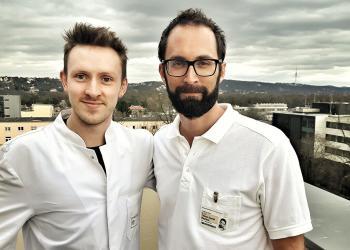 Andrew Browne (links) und Dr. Tilman Rachner erhielten den „von Recklinghausen-Preis“ der Deutschen Gesellschaft für Endokrinologie (DGE). © Uniklinikum Dresden / Medizinische Klinik III