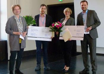 Der Systemische Forschungspreis wurde nun an Audris Muraitis (2.v.l.) und Barbara Wilhelm (3.v.l.) in der Heidelberger Universität von Ulrike Borst (l.) und Björn Enno Hermans (r.) verliehen.